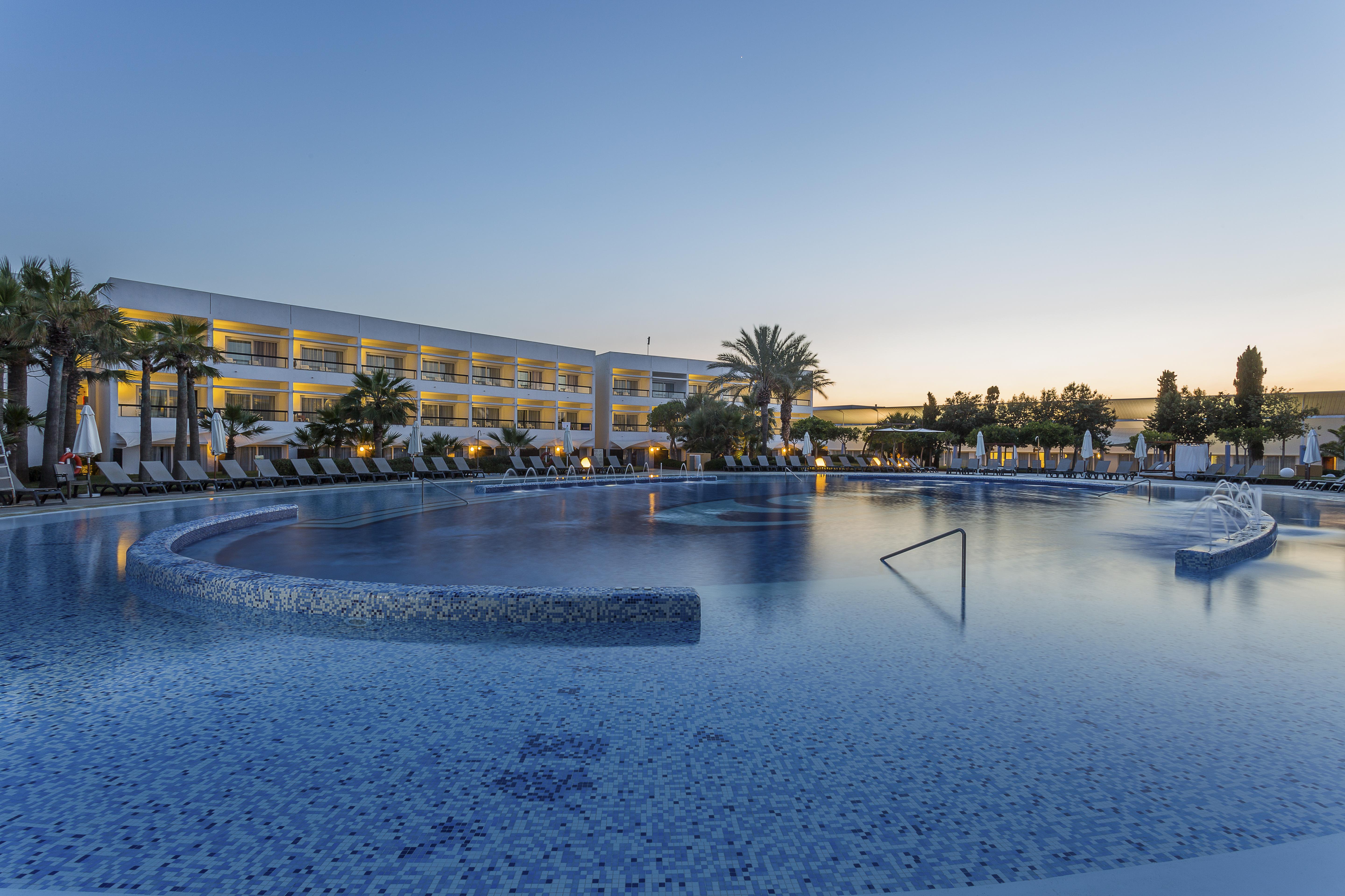 Grand Palladium Select Palace Ibiza Playa d'en Bossa Exterior foto The resort at sunset