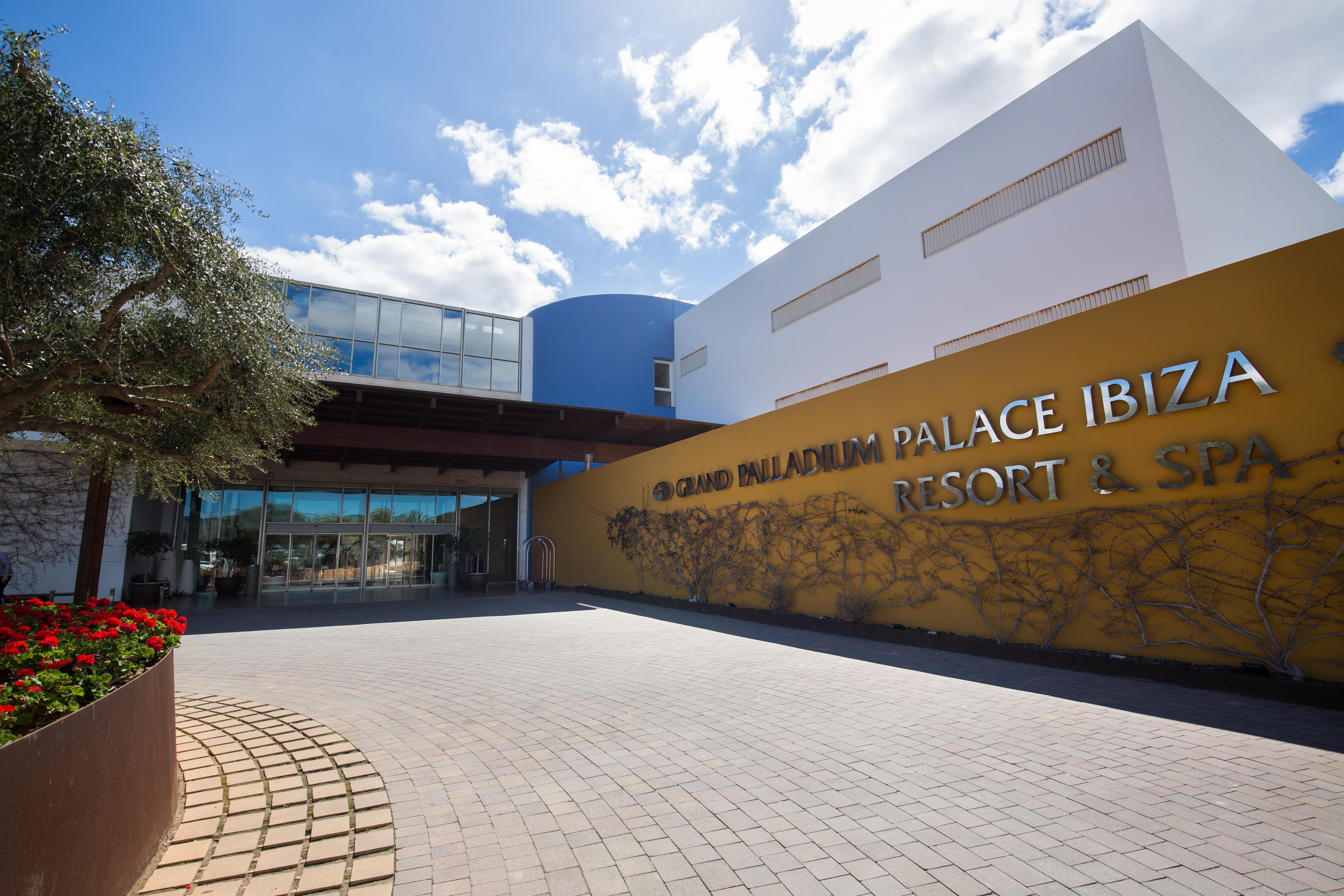 Grand Palladium Select Palace Ibiza Playa d'en Bossa Exterior foto Entrance to the hotel