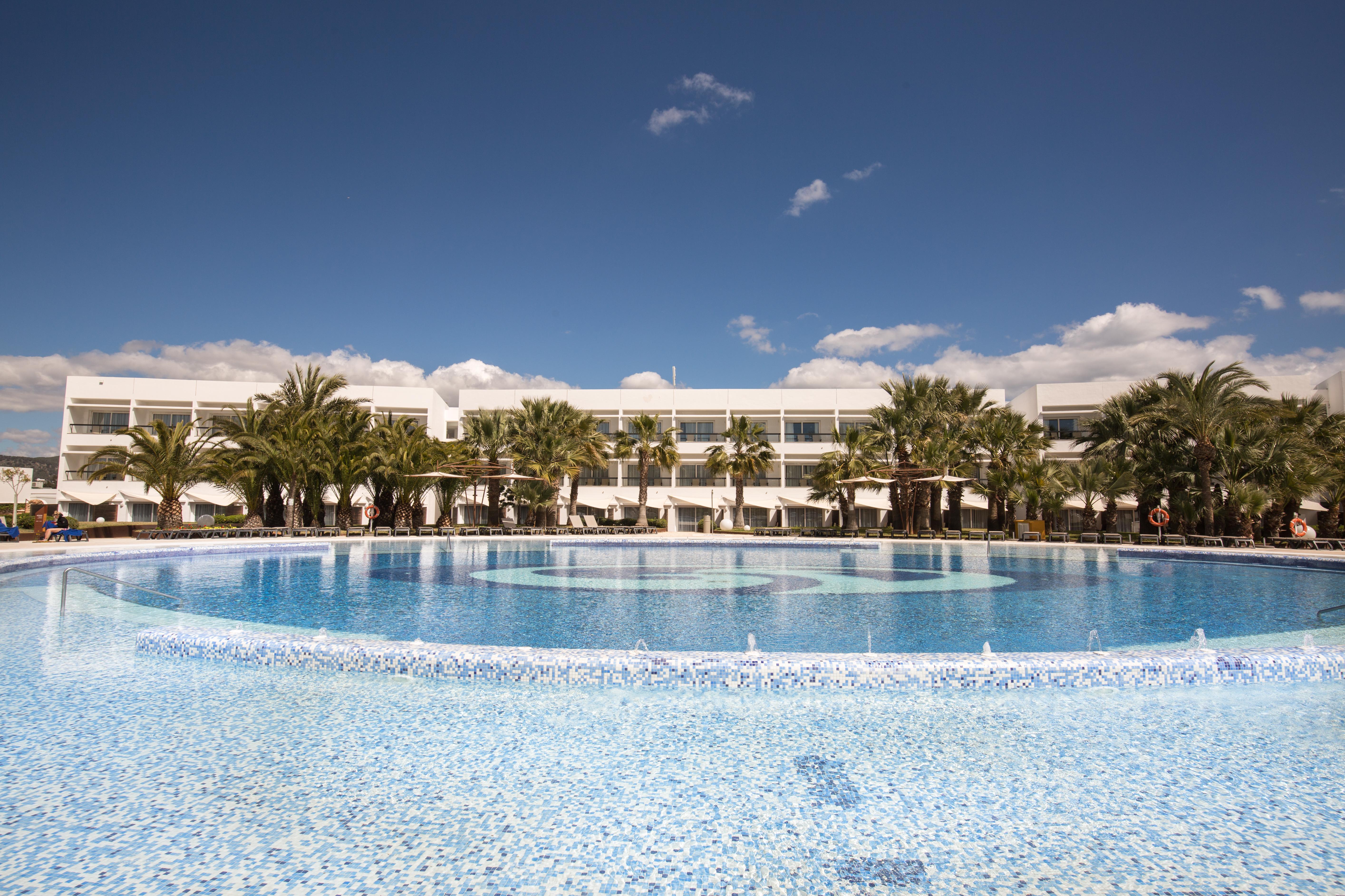 Grand Palladium Select Palace Ibiza Playa d'en Bossa Exterior foto The resort's main pool