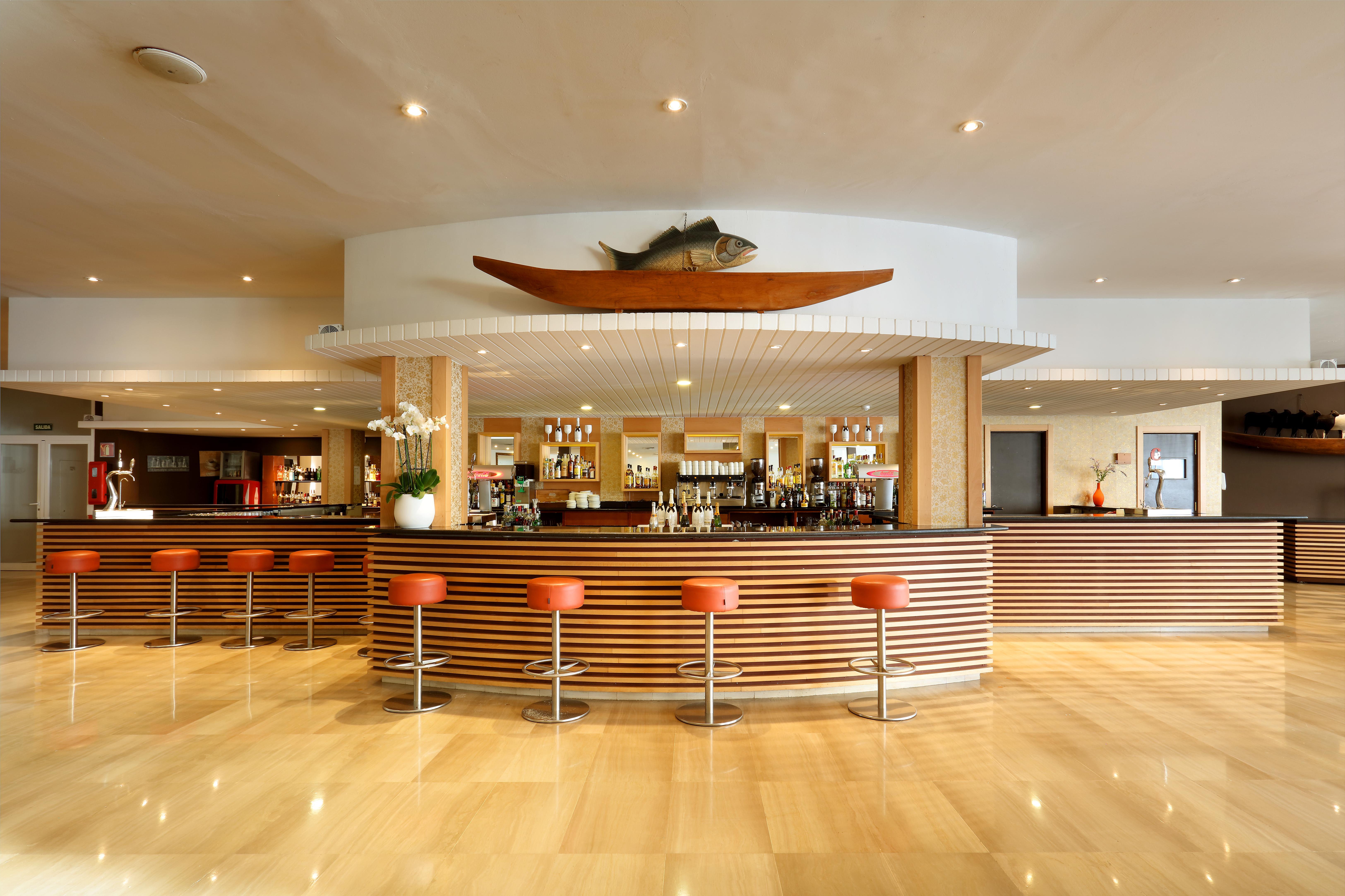 Grand Palladium Select Palace Ibiza Playa d'en Bossa Exterior foto The bar at the hotel