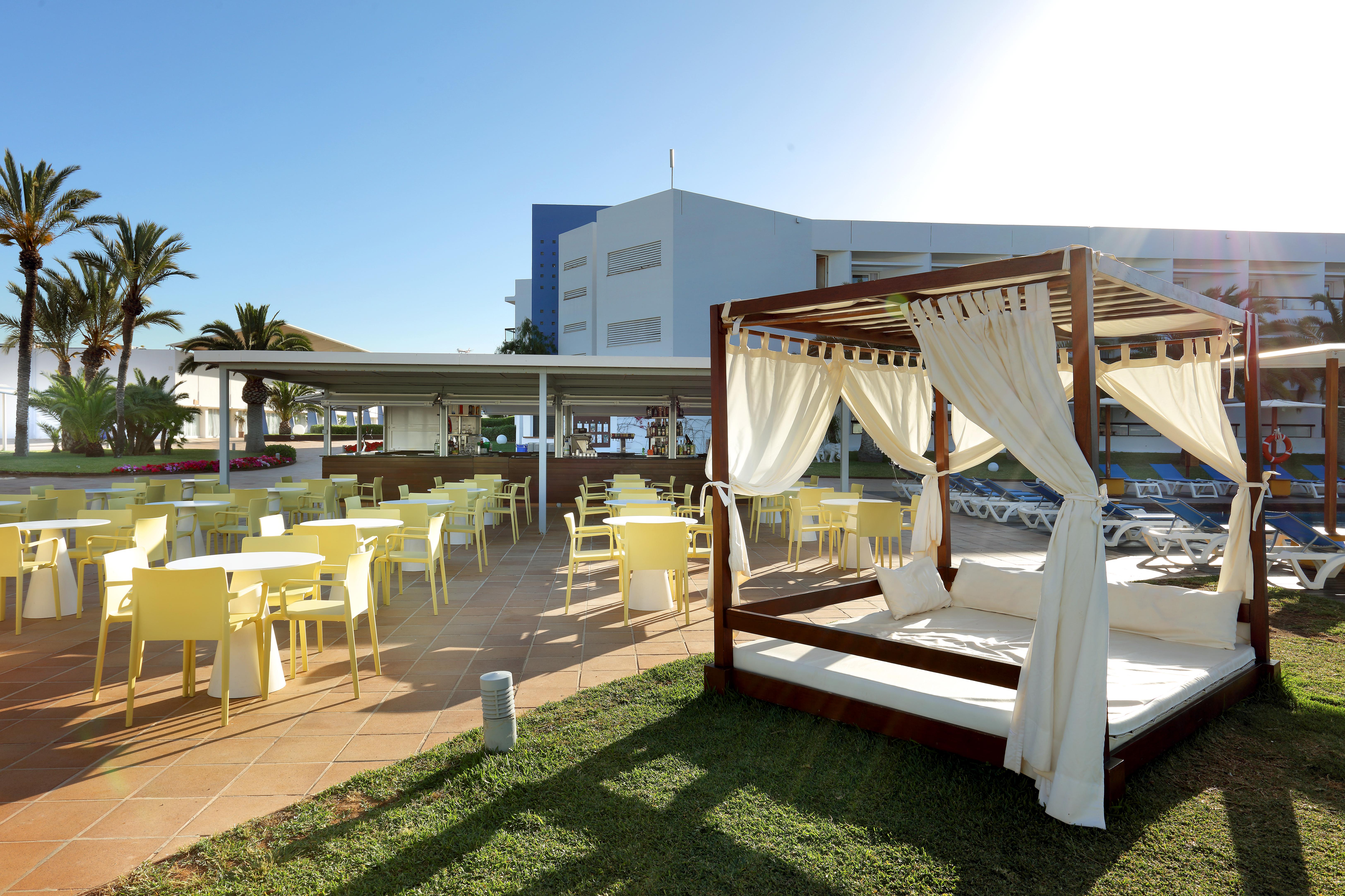 Grand Palladium Select Palace Ibiza Playa d'en Bossa Exterior foto The hotel's pool area