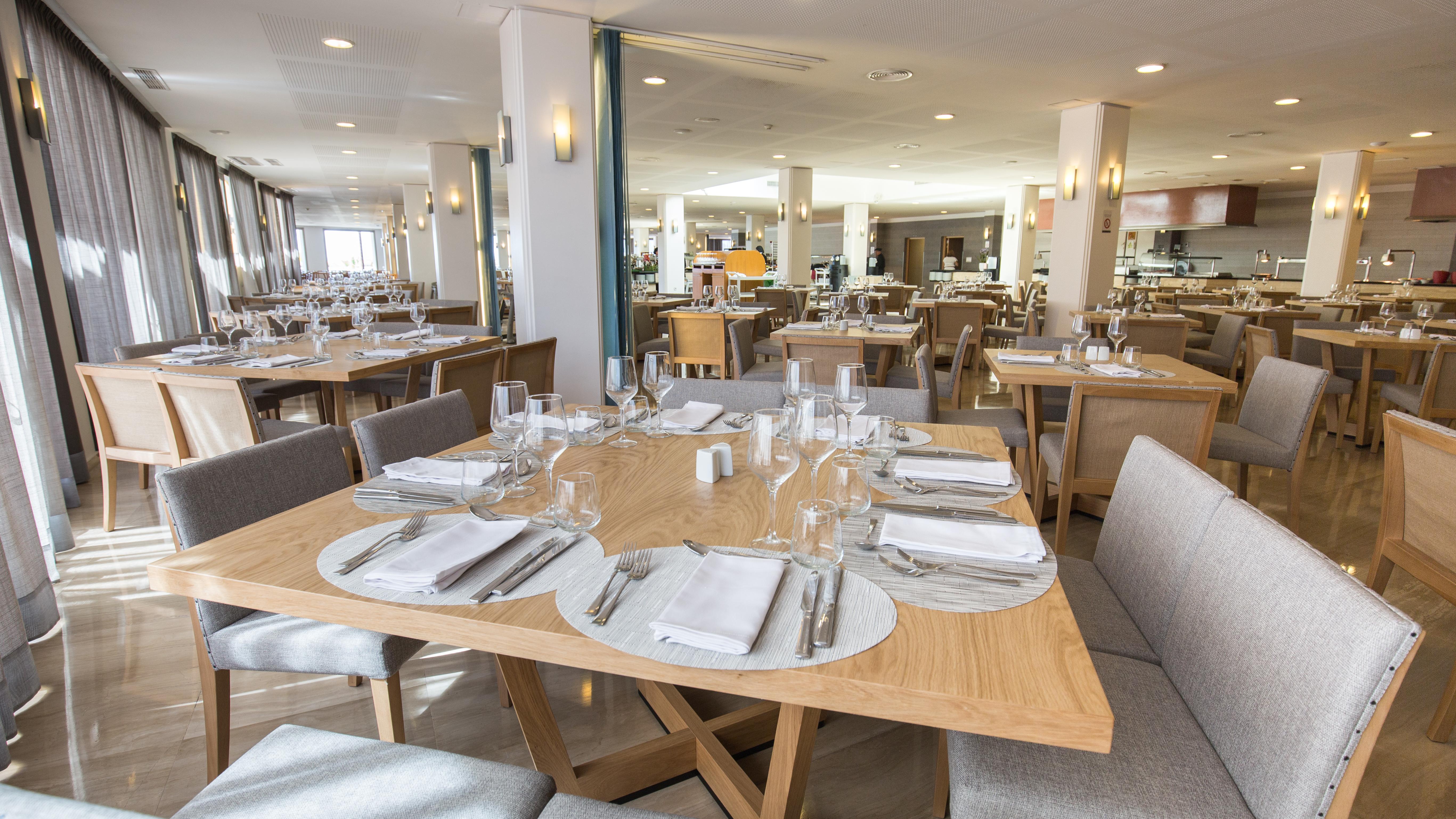 Grand Palladium Select Palace Ibiza Playa d'en Bossa Exterior foto The restaurant at the hotel