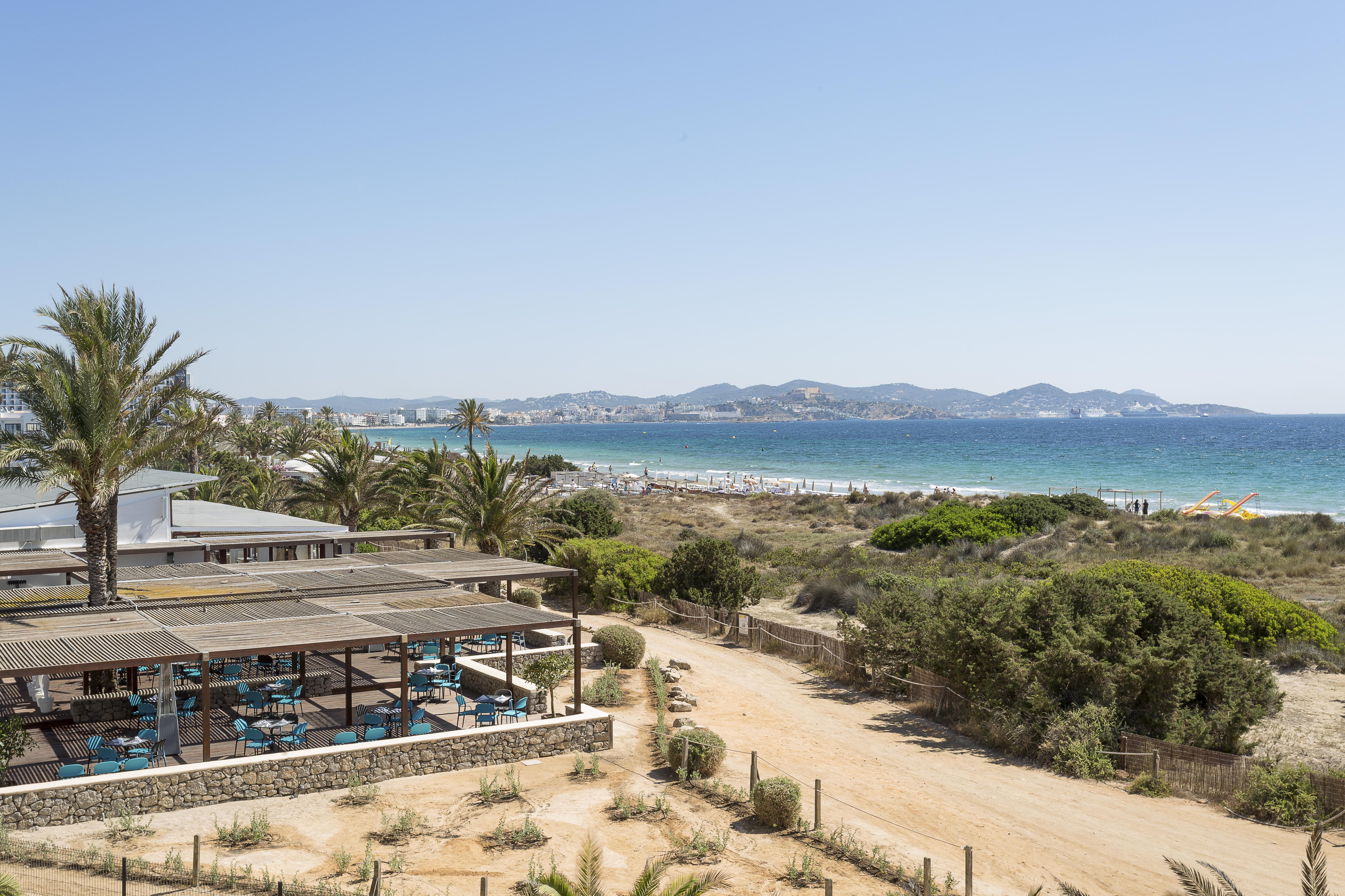 Grand Palladium Select Palace Ibiza Playa d'en Bossa Exterior foto View of the beach