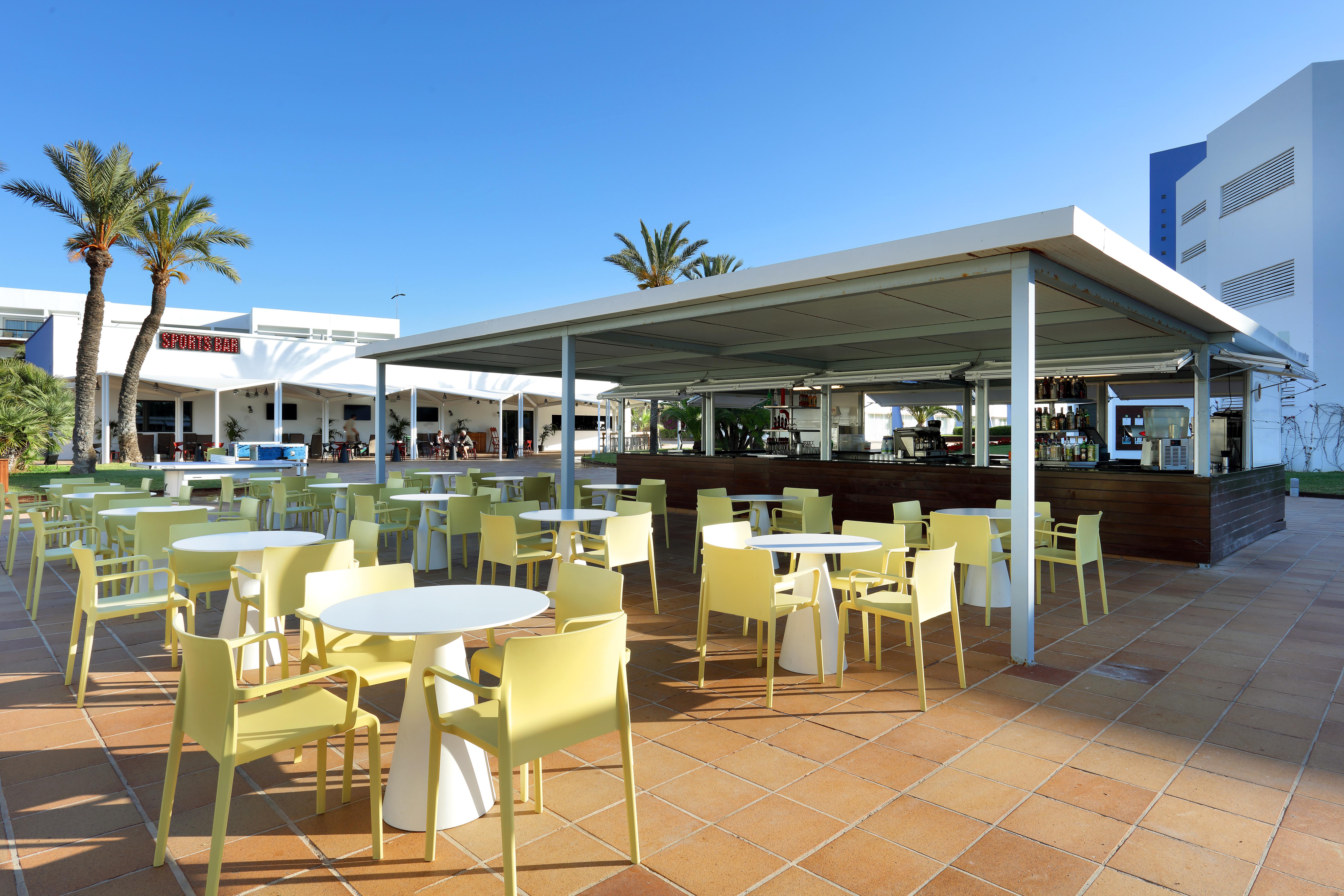 Grand Palladium Select Palace Ibiza Playa d'en Bossa Exterior foto The restaurant at the airport