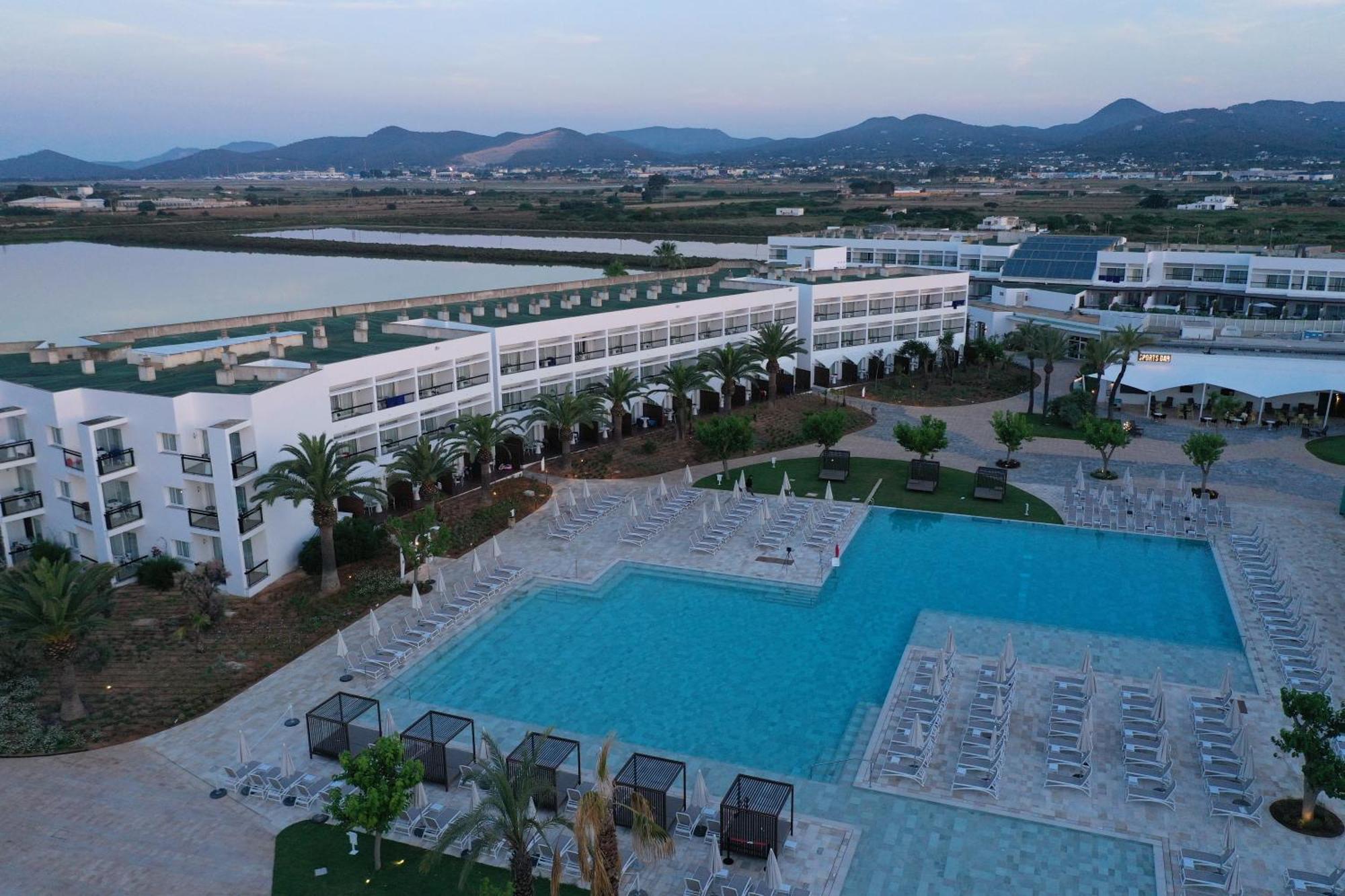 Grand Palladium Select Palace Ibiza Playa d'en Bossa Exterior foto Aerial view of the hotel