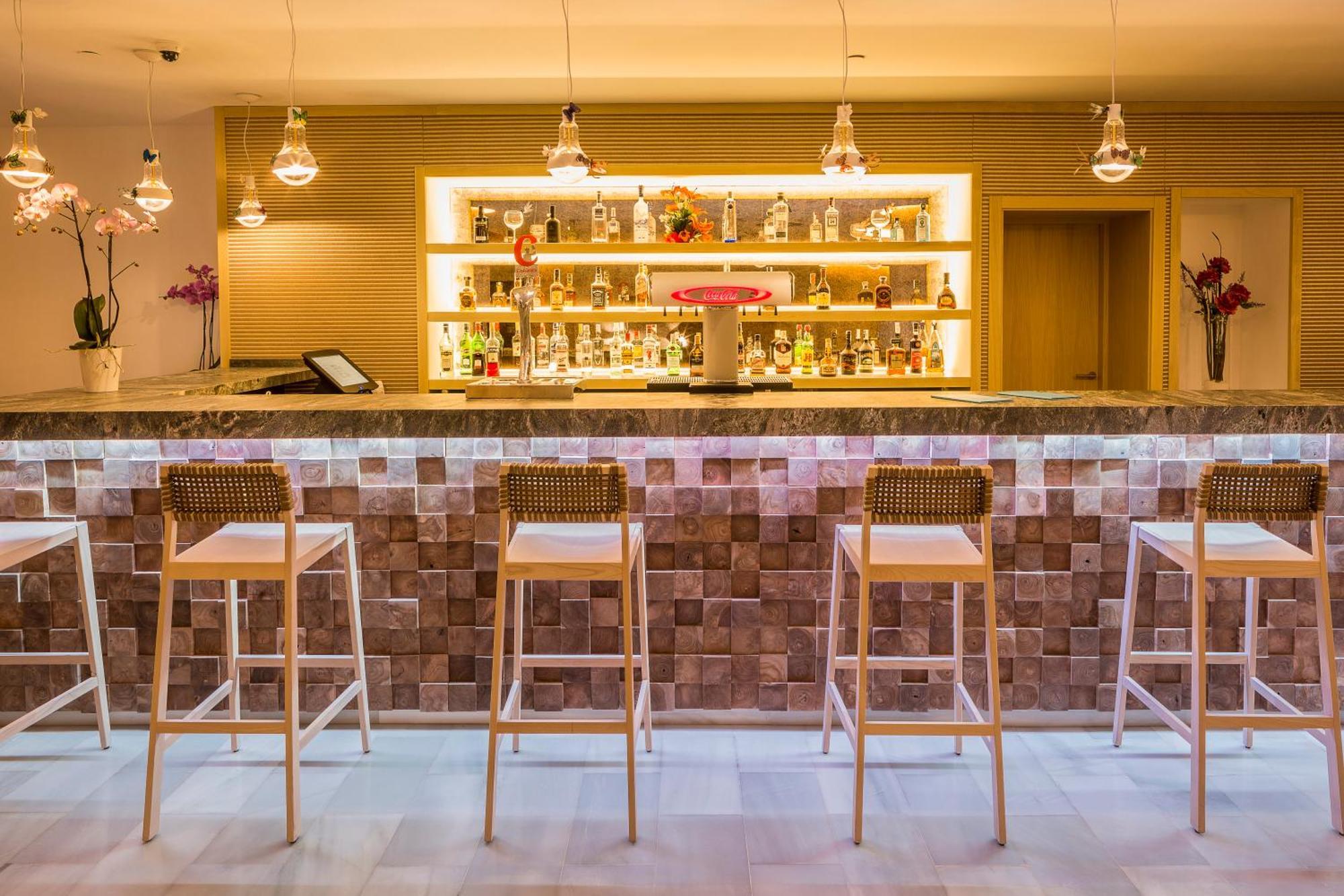 Grand Palladium Select Palace Ibiza Playa d'en Bossa Exterior foto The bar at the hotel